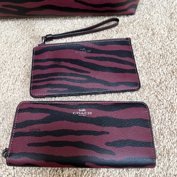 COACH tiger stripe reversible tote with pouch, wallet and wristlet set - Picture 6 of 15